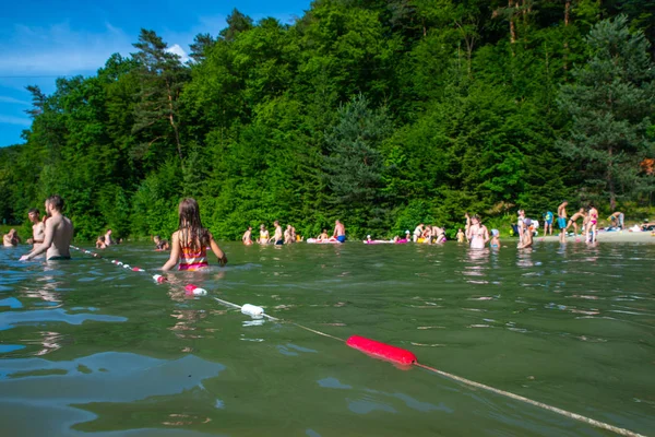 Lviv Ucrania Junio 2018 Personas Nadando Lago Día Soleado Verano — Foto de Stock