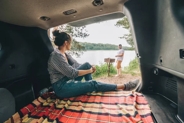 Para Odpoczynku Poza Concept Car Podróży Siedząc Bagażniku — Zdjęcie stockowe