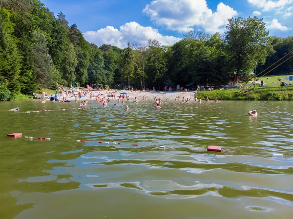 Lviv Ukraine Juni 2018 Menschen Schwimmen See Sommerzeit — Stockfoto
