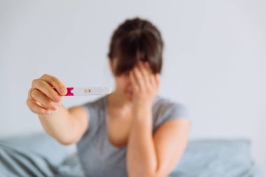 üzgün kadın gösterir negatif hamilelik testi