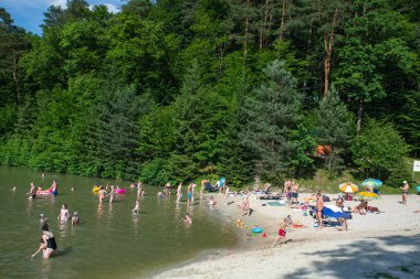 Lviv, Ukrayna - 9 Haziran, 2018: insanlar güneşli yaz gün gölde Yüzme.