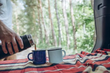 adam el kahve termosu şişe metal bardak içine dök. kopya alanı