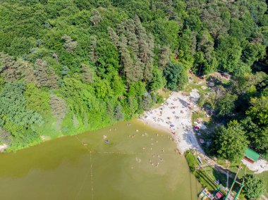 güneşlenme, yüzme, lake yakınındaki Kum Plajı'nda oturan insanlar. havadan görünümü