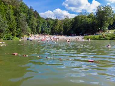 Lviv, Ukrayna - 9 Haziran, 2018: İnsanlar gölde yüzme. Yaz saati