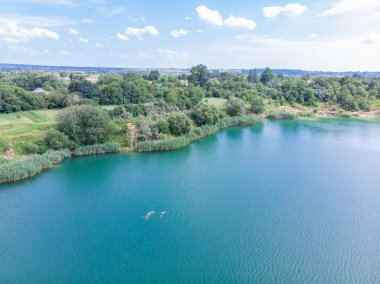 Göl mavi su ve kumlu plajları ile hava görünümünü. Yaz saati kavramı