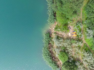 masmavi su yeşil plaj ile hava görünümünü. Sahilde çadır. seyahat kavramı