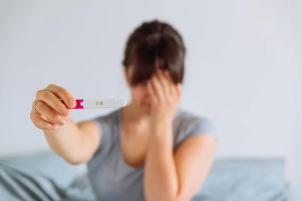 Sorgliga Kvinna Visar Negativt Graviditetstest — Stockfoto