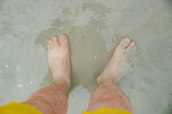 水で裸足マンします オーバーヘッドのビュー 夏の時間概念 — ストック写真