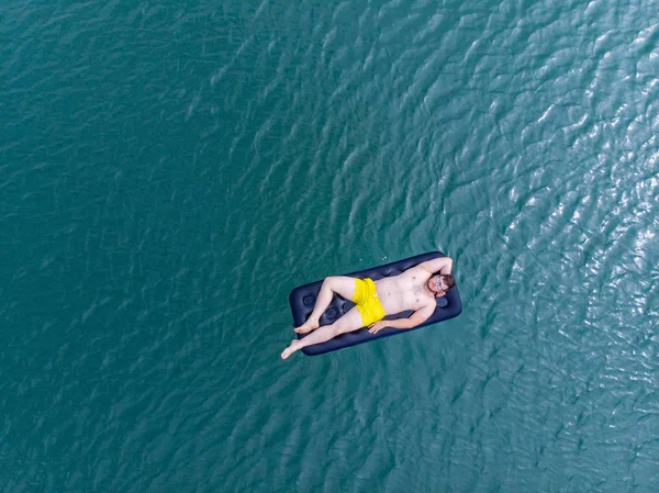 Homme Sur Matelas Eau Bleue Concept Heure Été Vue Aérienne — Photo