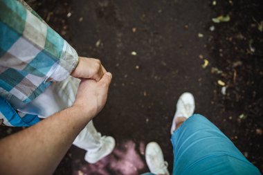 eller iki dış ve tutarak yürüyor. Birinci şahıs bakış açısı