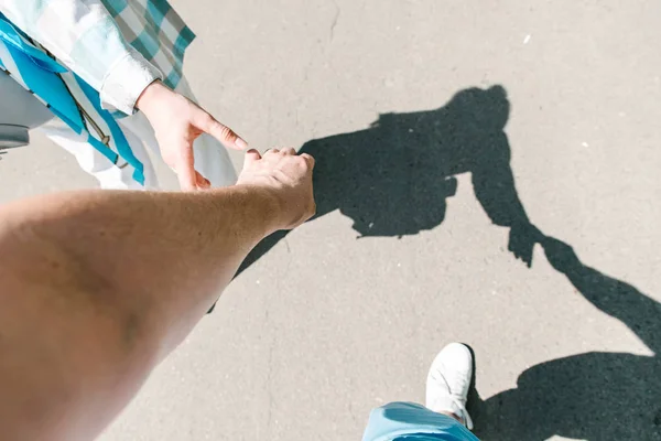 Pareja Caminando Fuera Tomados Mano Punto Vista Primera Persona —  Fotos de Stock