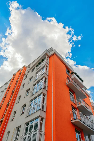 Edificio Fachada Cielo Azul Con Nubes Blancas Fondo Bienes Raíces — Foto de Stock