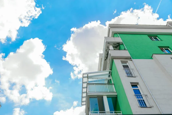 Edificio Fachada Cielo Azul Con Nubes Blancas Fondo Bienes Raíces — Foto de Stock