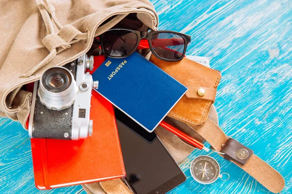 Mochila Con Cosas Concepto Viaje Gafas Sol Pasaporte Dinero Sobre — Foto de Stock