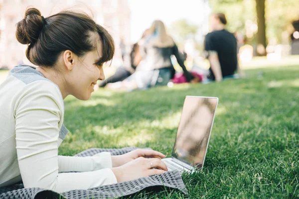 Young Adult Woman Laying Laptop City Park Green Grass — Stock Photo, Image