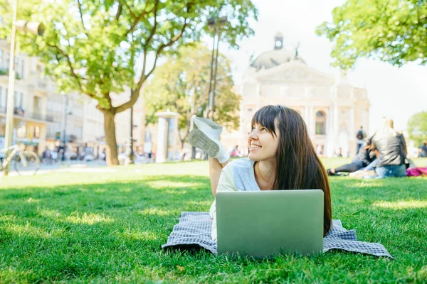 Молода Доросла Жінка Лежить Ноутбуком Міському Парку Зеленій Траві — стокове фото