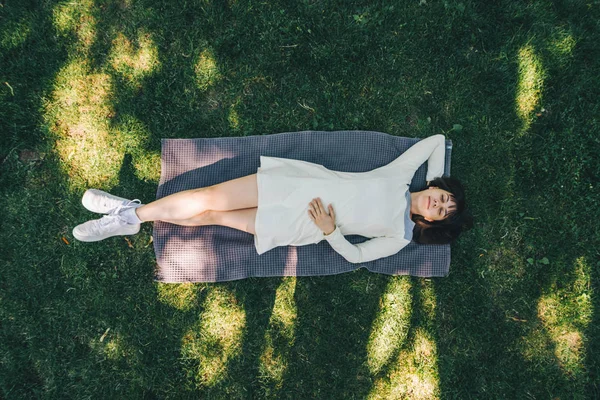 Young Pretty Woman Laying Blanket Green Grass Overhead View — Stock Photo, Image