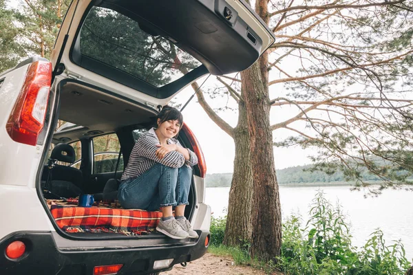 Woman Sitting Suv Trunk Car Travel Concept Summer Time — Stock Photo, Image