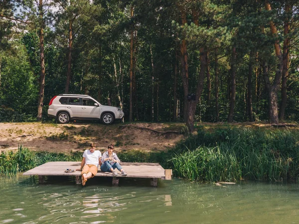 Pár Sedí Dřevěných Doc Pohledu Jezero Suv Pozadí — Stock fotografie