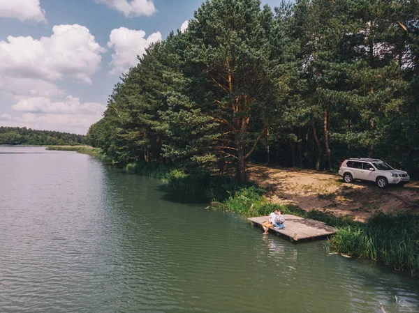 Letecký Pohled Pár Sezení Dřevěné Doc Pohledu Jezero Suv Pozadí — Stock fotografie