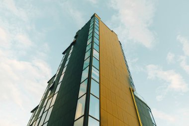 beyaz bulutlar ile cephe mavi gökyüzü arka plan üzerinde bina. Emlak