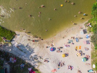 Lviv, Ukrayna - 9 Haziran, 2018: insanlar güneşlenme, yüzme, lake yakınındaki Kum Plajı'nda dinlenme. havadan görünümü