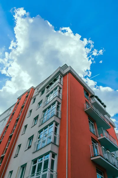 Edificio Fachada Cielo Azul Con Nubes Blancas Fondo Bienes Raíces — Foto de Stock