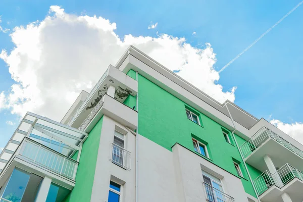 Edificio Fachada Cielo Azul Con Nubes Blancas Fondo Bienes Raíces — Foto de Stock