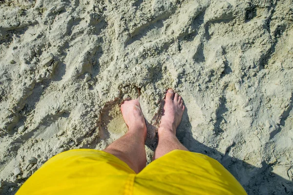 Benen Van Man Het Zand Bovenaanzicht Zomertijd Kopie Ruimte — Stockfoto