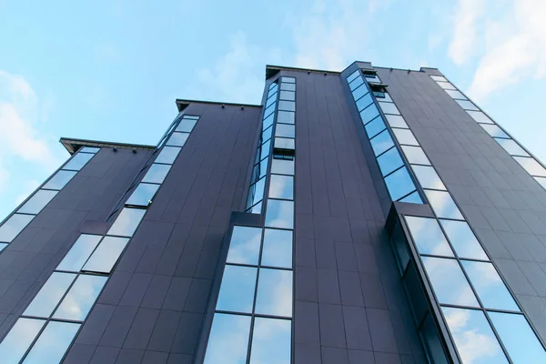 Edificio Fachada Cielo Azul Con Nubes Blancas Fondo Bienes Raíces —  Fotos de Stock