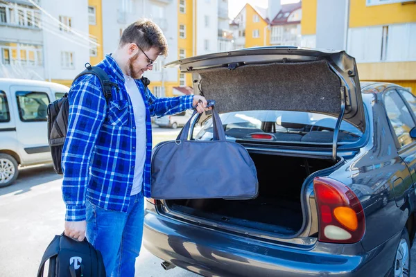 Homem Adulto Jovem Colocando Saco Porta Malas Carro Conceito Viagem — Fotografia de Stock