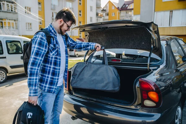 Homem Adulto Jovem Colocando Saco Porta Malas Carro Conceito Viagem — Fotografia de Stock