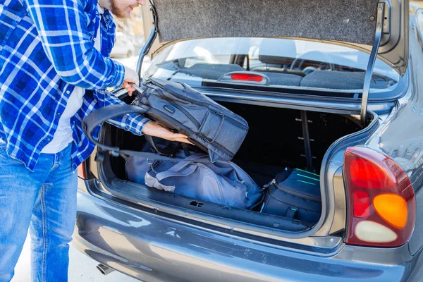 Homem Adulto Jovem Colocando Saco Porta Malas Carro Conceito Viagem — Fotografia de Stock