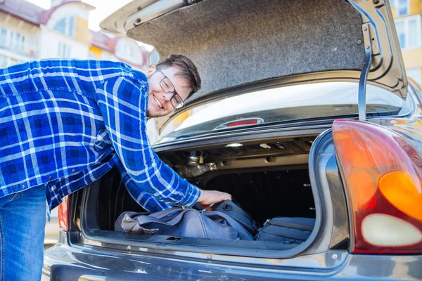 Homem Adulto Jovem Colocando Saco Porta Malas Carro Conceito Viagem — Fotografia de Stock