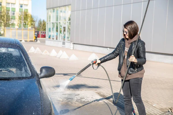 Jonge Vrouw Wassen Auto Bij Selfservice Carwash — Stockfoto