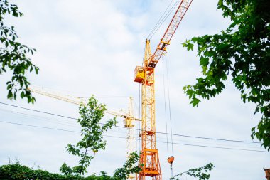 İnşaat Vinç kapatın. arka plan üzerinde bulutlar. kopya alanı