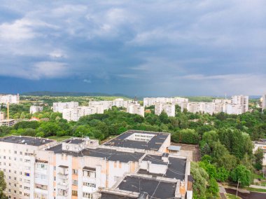 Hava bulutlu. yağmur şehir geliyor. kopya alanı