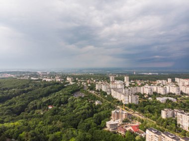 Hava bulutlu. yağmur şehir geliyor. kopya alanı