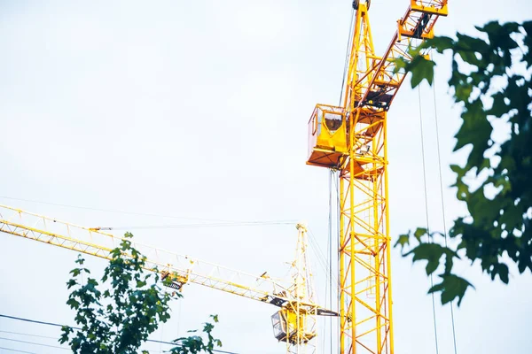 İnşaat Vinç kapatın. arka plan üzerinde bulutlar. kopya alanı