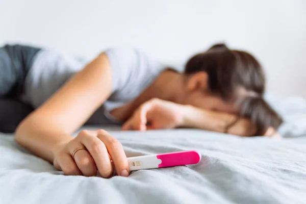 gebelik testi negatif. arka plan üzerinde üzgün kadın