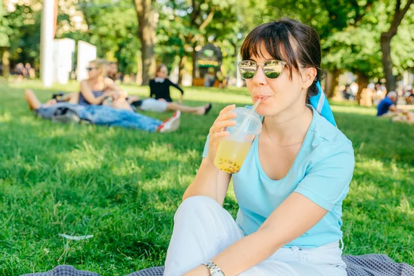 Mulher Segurando Bebida Fresca Parque Cidade Fundo Desfocado Anjo Largo — Fotografia de Stock