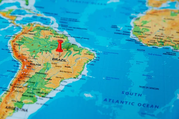 Brezilya noktasına kadar çivi harita üzerine kapatın. yumuşak odak