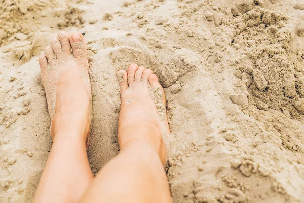 砂で裸足の女性をクローズ アップ 夏の時間の概念 ビーチで休んでください — ストック写真