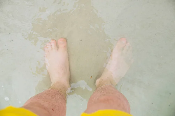 水で裸足マンします オーバーヘッドのビュー 夏の時間概念 — ストック写真