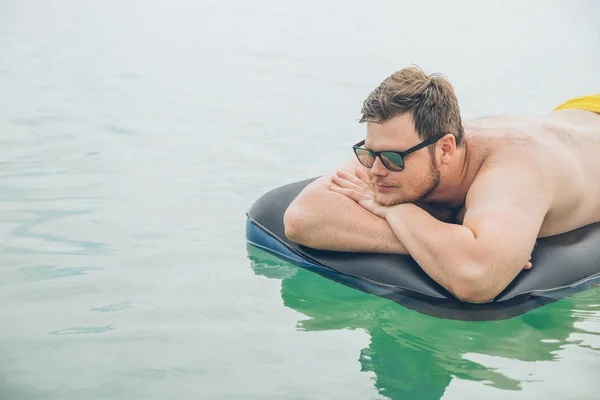 Man Matras Zee Zwemmen Zomertijd Concept — Stockfoto