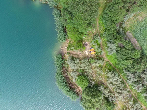 masmavi su yeşil plaj ile hava görünümünü. Sahilde çadır. seyahat kavramı