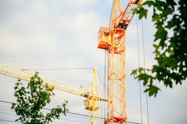 İnşaat Vinç kapatın. arka plan üzerinde bulutlar. kopya alanı