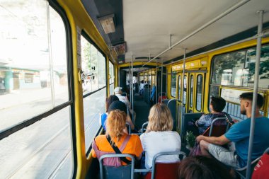 içinde tramvay. kentsel ulaşım yolcu. güneşli gün