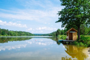 göl güneşli bir gün. defne watcher belgesi ile kimse plaj. Yaz saati