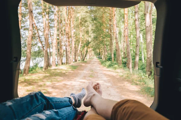 SUV bagaja oturan bir çift. Doğa manzarayı. Araba Hiking